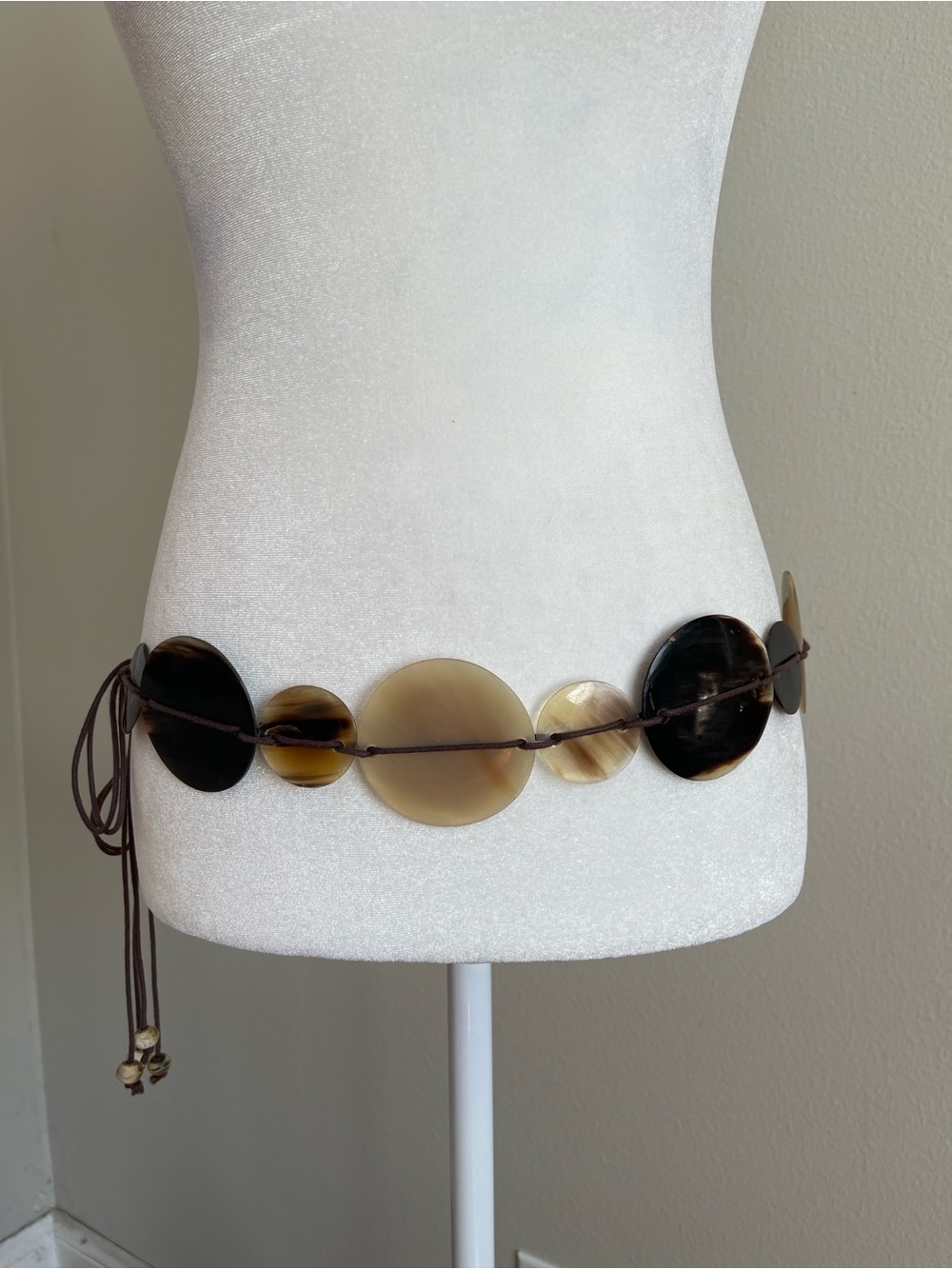 Belt with Round Horn-Look Discs in Brown and Cream